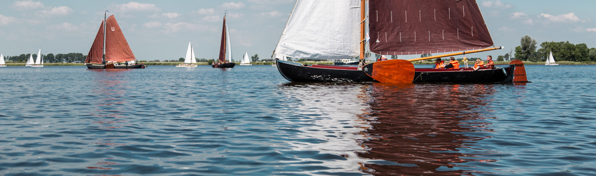 Zeilpraam met schipper van Uit-Zeilen in Heeg