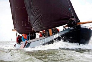 Zeilen met een lemsteraak over het IJsselmeer