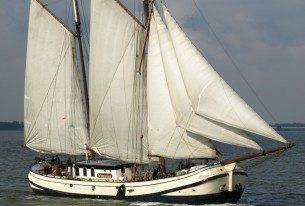 Met een grote groep klipperzeilen op het IJsselmeer vanuit Lelystad