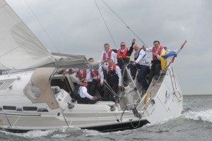 Bedrijfsuitje zeilen met een jacht op het IJsselmeer
