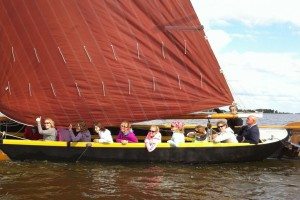 Dagtocht praamzeilen met familie over de Friese meren