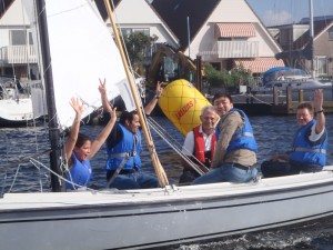 De overwinning vieren met collega's op de zeilboot vlak bij Rotterdam