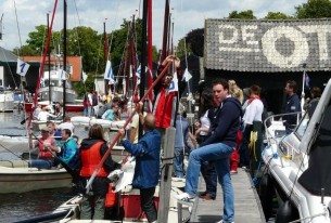 De zeilboten klaarmaken voor een zeildagtocht over de Loosdrechtse plassen