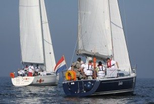 Groep zeilen met jachten op het IJsselmeer