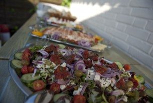 Lekker eten bij restaurant in Lelystad met terras aan het water