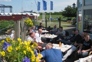 Lunchen met collega's op het zonnige terras aan het IJsselmeer