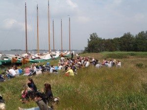 Ontspannen met collega's op een eiland in de Friesland na het Skutsjesilen