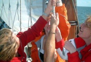 Samen de zeilen hijsen op het IJsselmeer vanuit Lelystad