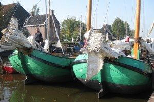 Skûtsjes in de haven aan de Friese meren in de buurt van Sneek