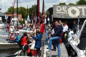 Teambuilding zeilen op open zeilboten in Loosdrecht