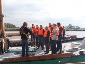 Uitleg over het skûtsjesilen tijdens bedrijfsuitje Friesland