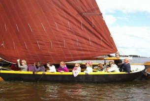Zeilen met een groep op een zeipraam op de Friese meren