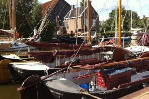 Zeilpramen in de haven aan de Friese meren vlak bij Sneek
