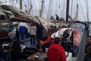 Varen op een grote klipper op het IJsselmeer