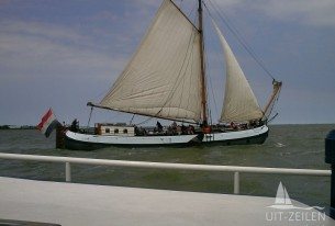 Traditioneel zeilschip op het Markermeer tijdens bedrijfsuitje